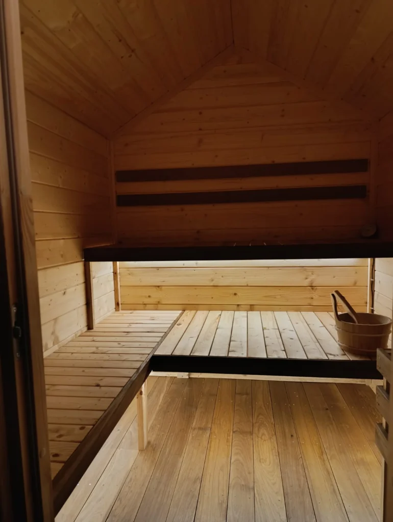 Sauna z drewnianymi ławkami